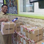 Salah satu guru SMA Negeri 2 Batu menunjukkan fasilitas tablet bantuan BOS Kinerja dari Kemendikbud yang sudah tiba, sore kemarin (13/1).