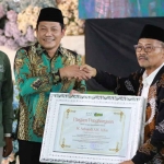 Bupati Sidoarjo Subandi menerima penghargaan dari LAZISNU Sidoarjo, Minggu (6/7/2025). Foto: Ist.