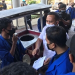 Demo Badan Eksekutif Mahasiswa (BEM) Universitas Muhammadiyah di DPRD Jember memprotes kebijakan perpanjangan PPKM, saat dibubarkan polisi, Senin (26/7/2021). (foto: ist)