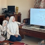 Dosen dan mahasiswa ITS memberikan pelatihan cara kerja serta perawatan solar dryer kepada petani Mojorejo.