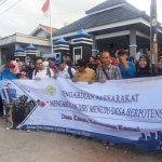 Mahasiwa FE UTM, Dosen dan Kepala Desa Kamal foto bersama sebelum melaksanakan Bhakti Sosial di Bibir Pantai Kamal.
