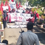 Aksi Ikatan Mahasiswa Muhammadiyah (IMM) Bangkalan saat menggelar unjuk rasa ke gedung DPRD setempat, Selasa (24/09/2019).
