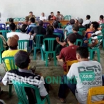 Warga desa Rejoso saat mendatangi balai desa mempertanyakan pembangunan pabrik gula PT Rejoso Manis Indo, beberapa waktu lalu. foto: AKINA/ BANGSAONLINE