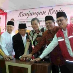 Menteri Jonan bersama Kiai Asep dan Dr Ir KH Salahuddin Wahid (Gus Sholah, pengasuh Pesantren Tebuireng), KH As’ad Said Ali (mantan Waka BIN), Mas’ud Ali (Direktur Utama Pertamina) dan Pungkasiadi (Wakil Bupati Mojokerto) menekan tombol peresmian SPPBE Amanatul Ummah di Kembangkenongo Pacet Mojokoerto Jawa Timur, Jumat (25/7/2019). foto: istimewa/bangsaonline.com