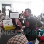 Pasien BPJS yang beruntung telah dilayani. Sementara ratusan pasien masih harus ngantri nunggu dipanggil. foto: YUDI EP/ BANGSAONLINE