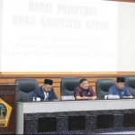 Dari kanan, Wakil Ketua DPRD Gresik, Ahmad Nurhamim, Lutfi Dawam, Mujid Riduan, dan Bupati Gresik Fandi Akhmad Yani saat paripurna penyampaian Raperda Kabupaten Gresik Tahun 2024. Foto: Ist.