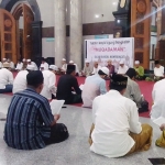 Peringati Nuzulul Quran, Masjid Agung Bangkalan menggelar khataman Al Quran yang diikuti ratusan jamaah, Jumat (1/6). 