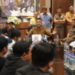 Asisten Pemerintahan dan Kesejahteraan Rakyat, M. Fikser dan Direktur Utama (Dirut) PT RPH Surabaya Perseroda, Fajar Arifianto Isnugroho saat menerima aspirasi jagal RPH Pegirian di Balai Kota, Senin (12/1/2026). Foto: Ist.