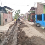 Pelaksanaan pembangunan drainase di Beji, Pasuruan.