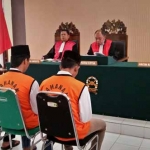 Pelaku saat duduk di kursi pesakitan untuk mendengarkan vonis yang dibacakan Majelis Hakim dalam sidang putusan di PN Tuban. foto: GUNAWAN/ BANGSAONLINE