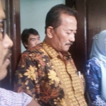 Wiyono (tengah) didampingi Puji Astuti Kepala UPT Dinas Pendidikan Cabang Lamongan saat memberikan keterangan.