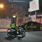 Petugas saat berjaga di salah satu ruas jalan yang ditutup. (foto: ist.)