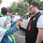 Mas Dhito saat menemui salah jemaah haji yang baru pulang dari Tanah Suci.