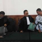 Terdakwa Samhudi (kanan), saat berkonsultasi dengan penasehat hukum usai persidangan. foto: NANANG ICHWAN/ BANGSAONLINE
