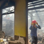 Rumah warga di Kecamatan Dlanggu, Mojokerto ludes terbakar saat ditinggal penghuninya beli susu. Foto: Enggran Eko Budianto/detik.com