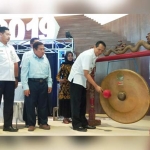 Asisten 2 Pemerintah Kabupaten Ponorogo bersama Rektor Unmuh Ponorogo, Dr. H. Sulton M.Si memukul gong sebagai tanda pelepasan Mahasiswa KKN Muhammadiyah.