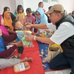 Ketua Kadin Sidoarjo Ubaidillah Nurdin saat menyerahkan bantuan ke korban banjir di Desa Kedungbanteng, Jumat (31/1/2025). foto ist