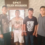 Kedua pelaku saat diamankan di Mapolsek Wringinanom. Foto: Ist.