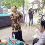 Anggota Komisi VII DPR RI Eni Maulani.S(FPG) saat berikan sosialisasi bantuan nelayan. foto: syuhud/ bangsaonline