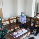 Wali Kota Mojokerto Ika Puspitasari bersama Wakil Wali Kota Achmad Rizal didampingi pihak TNI saat meninjau lokasi Rusunawa sambil mencoba santai di ruang tamunya.