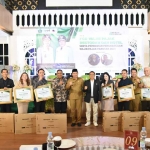 Wakil Bupati Sidoarjo, Subandi, saat menyerahkan penghargaan Wajib Pajak Panutan 2023 kategori Restoran dan Hotel. Foto: Ist