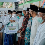 Bupati Pamekasan, Baddrut Tamam, saat memberikan dana hibah bagi masjid dan musala dalam safari Ramadan 1443 H. 