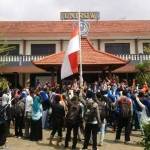 UNJUK RASA - Mahasiwa Unirow Tuban ketika melakukan demo menuntut Rektor, Hadi Tugur mundur pada beberapa hari yang lalu. (foto: BANGSAONLINE.com)