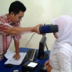 Proses perekaman oleh Dispendukcapil Pacitan. foto: Yuniardi Sutondo/ bangsaonline.com 