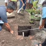 Benda purbakala berupa sumur bata merah berbentuk persegi ditemukan oleh seorang warga Desa Ngrati, Kecamatan Boyolangu, Kabupaten Tulungagung.