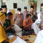 Para undangan gebyar mencanting bersama saat melihat cara pembuatan batik. Mereka juga ikut belajar cara pembuatan batik yang memiliki tingkat kesulitan yang cukup tinggi. foto: FERDIANA LESTARI/ BANGSAONLINE