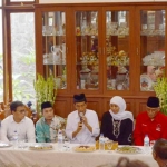 Jokowi saat menyambangi kediaman Khofifah di Surabaya untuk meminang Ketua Umum Muslimat NU itu sebagai juru bicara tim pemenangan Jokowi-JK dalam Pilpres 2014 lalu. foto: DIDI ROSADI/ BANGSAONLINE