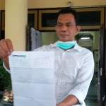 Mahmudi, Anggota DPRD Bangkalan saat memberikan penjelasan kepada media terkait hasil swab test-nya yang negatif dari RS Siloam Surabaya, Senin (11/5/2020).