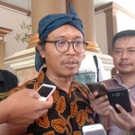 Ketua Dewan Kesenian (DKS) Situbondo, Edy Supriono saat diwawancarai sejumlah wartawan usai acara penyerahan penghargaan kepada para seniman di Situbondo.