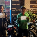 Dua pengendara motor dengan knalpot brong saat diamankan petugas Polres Batu.