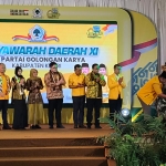 Ketua DPD Partai Golkar Provinsi Jawa Timur, Ali Mufthi, saat memukul gong sebagai tanda pembukaan Musda ke IX DPD Partai Golkar Kabupaten Kediri. Foto: MUJI HARJITA/ BANGSAONLINE