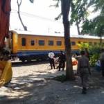 Tampak alat berat saat hendak membongkar bangunan liar. foto: nanang ichwan/BANGSAONLINE