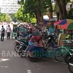 Para orang tua penjemput dan PKL yang berada di depan SDN Banjaran Kota Kediri sering membuat jalanan di depannya macet. foto: arif kurniawan/ BANGSAONLINE