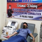 Kapolres Tuban AKBP Ruruh Wicaksono sedang melihat anggotanya yang melakukan donor plasma konvalesen.