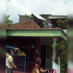Atap salah satu rumah warga yang terdampak puting beliung tengah dibenahi.
