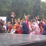 Aksi panggung grup band Hijau Daun menghibur masyarakat Bojonegoro.