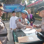 Kapolres Kediri Kota, AKBP Teddy Chandra, saat menandatangani berita acara dan disaksikan oleh Kompol Ridwan Sahara. Foto: Ist