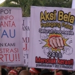 Tampak spanduk-spanduk berisi penolakan kebijakan Kemenkominfo dipajang para pendemo. 