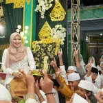 Anggota DPD RI asal Jawa Timur, Lia Istifhama, saat menghadiri Haflah Imtihan dan wisuda santri di Roudlotul Ulum, Wirogunan, Selasa (17/2/2026). 
