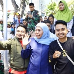 Gubernur Khofifah saat menyapa masyarakat di Gedung Negara Grahadi, Surabaya.