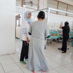 Tampak dr. Wida saat memberikan penjelasan kepada keluarga pasien Hj. Mu