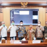 Bupati Gus Yani bersama pejabat perwakilan provinsi dan kabupaten tetangga foto bersama usai rapat koordinasi penanganan Kali Lamong. foto: SYUHUD/ BANGSAONLINE