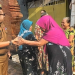 Pj Wali Kota Mojokerto Ali Kuncoro disambut warga saat mengunjungi lansia tidak mampu di Magersari.