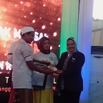 Ketua MURI Indonesia Jaya Suprana melalui Eksekutif Manager Sri Widayati saat memberikan piagam penghargaan rekor MURI.