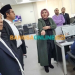 Dr Reham Abdullah Salamah Nasr, Direktur Utama Al-Azhar Observatory for Combating Estremism saat menjelaskan tentang cara kerja timnya kepada Prof Dr KH Asep Saifuddin Chalim, MA, dan rombongan di kantornya, Kairo Mesir (1/1/2023). Foto: M Mas