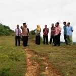 Camat Jatirogo, Nawawi, bersama Pemdes saat mengunjungi lokasi Gunung Purung yang berada di Desa Sidomulyo, Kecamatan Jatirogo.